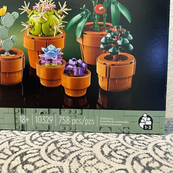 LEGO Botanical Collection Tiny Plants with Red and Green Accents - Picture 6 of 8